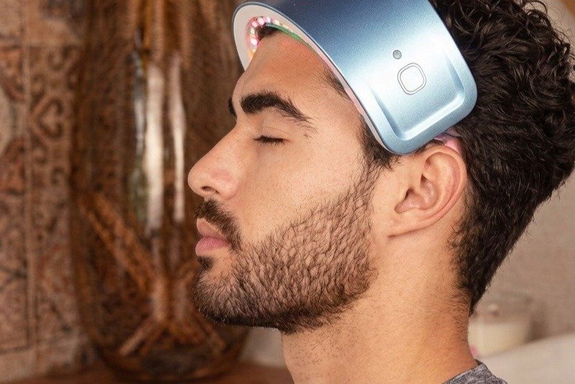 HairMax: How the LaserBand 82 ComfortFlex Treats Thinning Hair in 90 Seconds - photo 1
